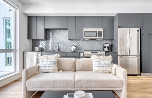 Lakeside Apartment | Ideal Oakland Studio w/Gym, Coworking & W/D, walk to BART, by Blueground