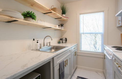 Gold Hill Apartment | Ideal stopover location right off I-5, nestled in a scenic area by the Rogue River. Enjoy the peaceful sounds of the river while having quick access to major travel routes and nearby towns.