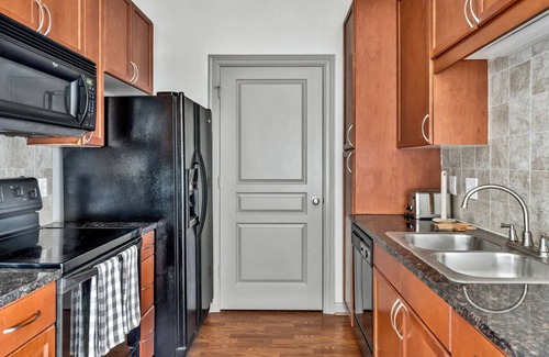 Triangle State Apartment | Ideal Triangle State 1BR w/ W/D, Gym, Pool & Onsite Retail, by Blueground