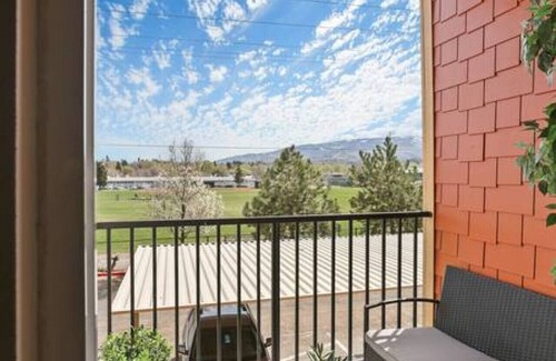 Old Southwest Condo | Idlewild Park condo by downtown + Pool & Parking