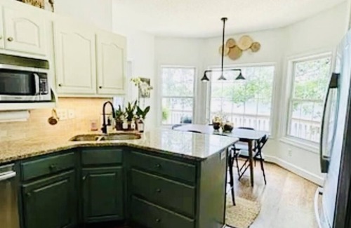 Hardwick House | Idyllic 5 BR lake home for 12! Arcade fun! B-ball! Air hockey! OPEN, DEEP water!