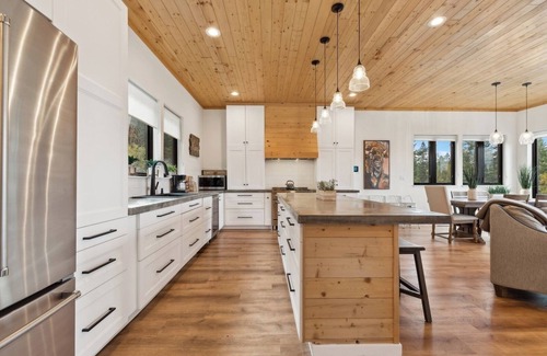 Kalispell House | Idyllic 5BD Montana Home w/private hot tub, fire pit & amazing views! Sleep 8!