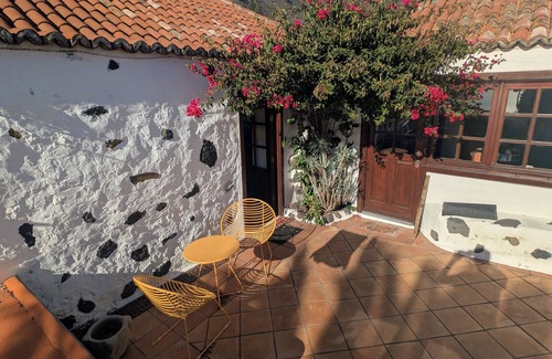 Los Llanos de Aridane House | idyllic country house with lots of flowers in the sunny west of La Palma