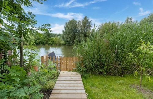 Ooltgensplaat House | Idyllic Holiday Home in Ooltgensplaat on the Water