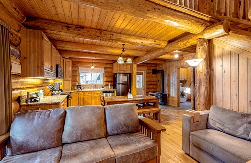 Enterprise House | Idyllic mountain view cabin with wood fireplace, front deck, bikes, & gas grill