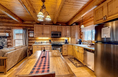 Enterprise House | Idyllic mountain view cabin with wood fireplace, front deck, bikes, & gas grill