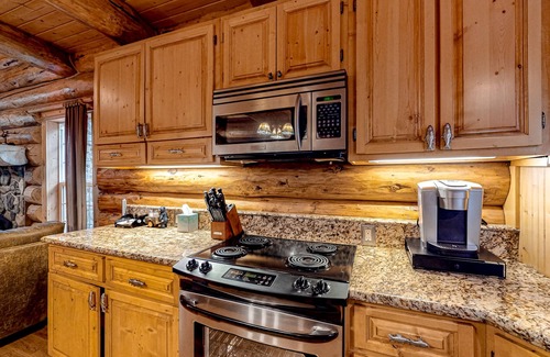 Enterprise House | Idyllic mountain view cabin with wood fireplace, front deck, bikes, & gas grill