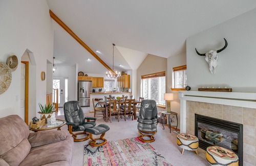 Redmond House | Idyllic Redmond Townhome w/Furnished Deck!