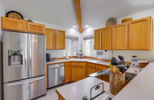 Redmond House | Idyllic Redmond Townhome w/Furnished Deck!