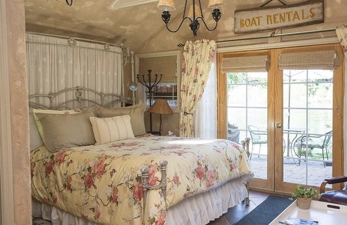 Old Bend Cottage | Idyllic River Willow Cottage on the Deschutes River, steps from downtown Bend