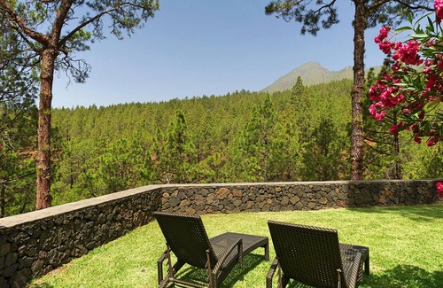 El Paso House | Idyllic volcanic stone chalet in a pine grove on the edge of the national park