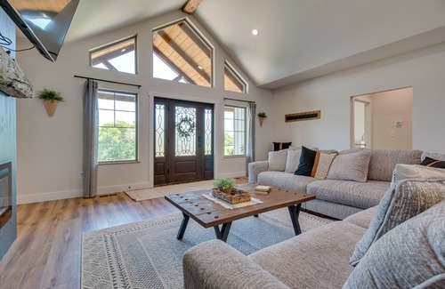 Williamstown House | Idyllic Williamstown Retreat w/Hot Tub & Pool!