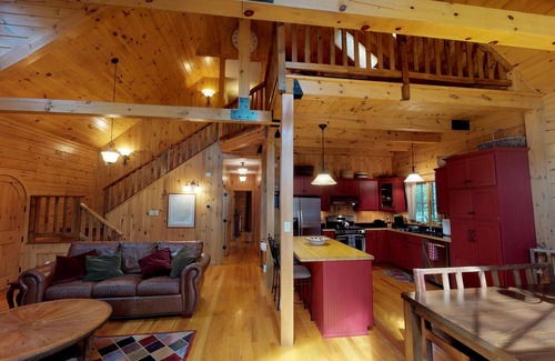 Huntingdon Cabin | If you are ready to travel and relax look no further, sports court on site!