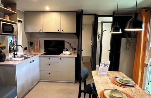 Houthem Cabin | If you want to stay on a campsite while enjoying all the comfort of a home, why not rent one of our luxury lodges in the unspoilt landscape of the Dutch province of Limburg. You can find these lodges with private parking on the map on pitches 134, 13