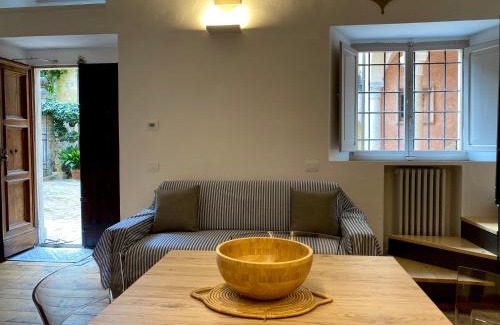 Pesaro Apartment | Il cortile in centro