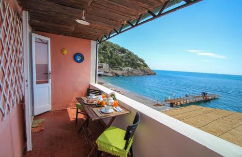 Marina del Cantone House | il Terrazzino sul Mare,holiday home ON THE BEACH in Sorrento Coast