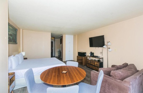 Waikiki Apartment | Ilikai Marina 1889 City View Studio