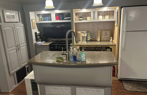 Flint Creek House | Illinois River Glamping Oasis