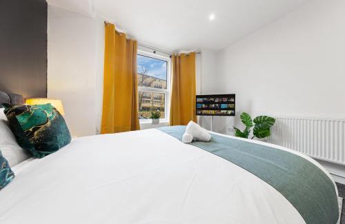 Peckham Apartment | Immaculate 2-Bed London Escape- Sleeps 6- Garden & Parking - 15 Mins to Central- Save 20 Percent Weekly!