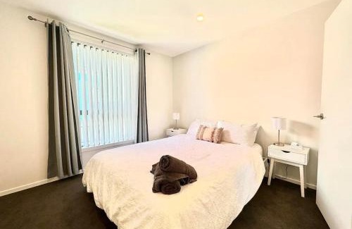 Auckland Apartment | Immaculate - 2 Bedroom Townhouse close to the train station