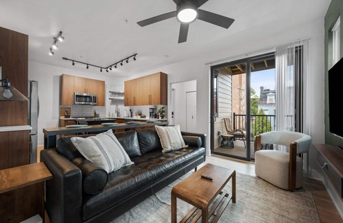 Shadyside Apartment | Immaculate Double King Suite| 2 Decks| A+ Location