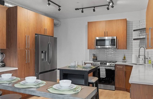 Shadyside Apartment | Immaculate Double King Suite| 2 Decks| A+ Location