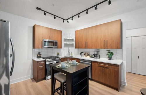 Shadyside Apartment | Immaculate Double King Suite| 2 Decks| A+ Location