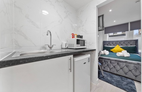 Penge Apartment | Immaculate Ensuite Room Crystal Palace London Se20