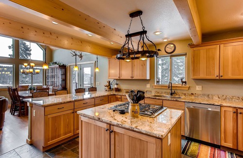 Valley of the Sun Cabin | Immaculate, Quiet & Secluded Mountain Home w/Hot Tub, Game Room, Fireplace - Sugar Pine Lodge