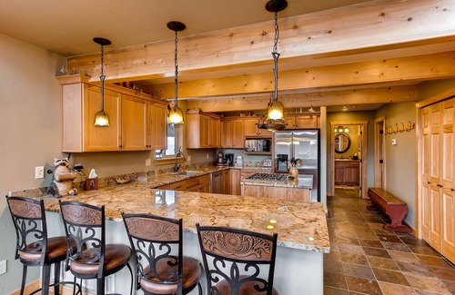 Valley of the Sun Cabin | Immaculate, Quiet & Secluded Mountain Home w/Hot Tub, Game Room, Fireplace - Sugar Pine Lodge