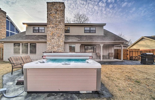 South Tulsa Cottage | Immaculate 'woodland View' Retreat w/Hot Tub