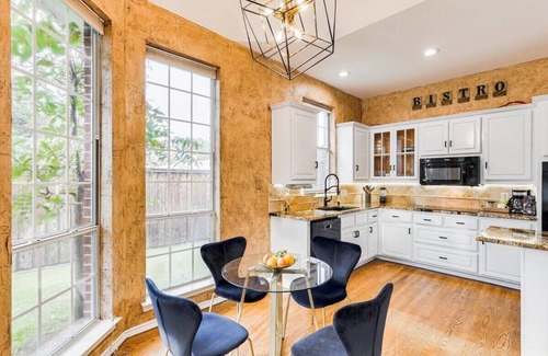 Irving House | Impressive 5BR/3.5B Home with Pool, Game Room & Cinema Room