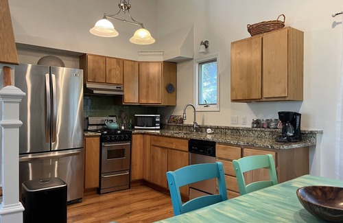 Narragansett Pier House | In heart of Historic Narragansett Pier, easy walk to beach, restaurants & shops!