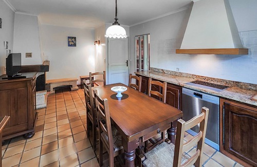 Saint-Chinian House | In the charming town of Saint Chinian welcomes you this beautiful cottage with lovely garden.