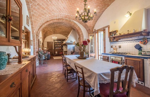 Monteroni d'Arbia Apartment | In the heart of Tuscany, this charming stone house with vaulted ceilings awaits you.