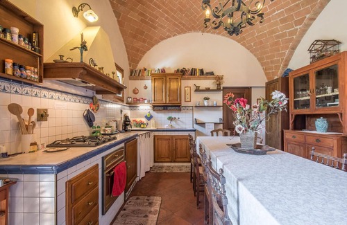 Monteroni d'Arbia Apartment | In the heart of Tuscany, this charming stone house with vaulted ceilings awaits you.