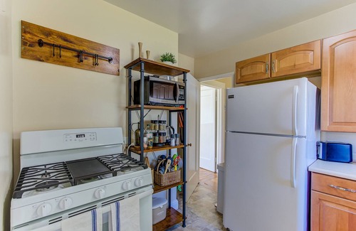 Upper Telegraph House | In the Heart of Berkeley, CA! Charming 2BR Home