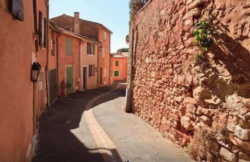 Roussillon House | In the heart of Roussillon Village