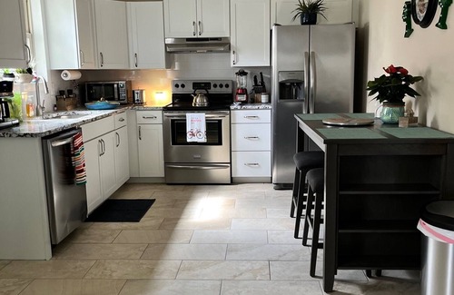 Bentonville House | In the ❤️ of Bentonville. Quiet corner 🏠 <Than 5 mins 2 🚴 trails, downtown or HWY