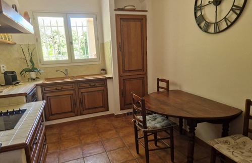 Gemenos House | In the shade of the acacia large air-conditioned T2 with secure parking and wooded garden