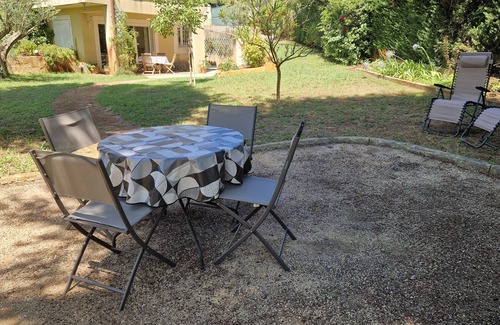 Gemenos House | In the shade of the acacia large air-conditioned T2 with secure parking and wooded garden