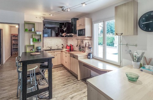 Quarante House | In this inviting vacation home with pool you can spend a relaxing vacation.