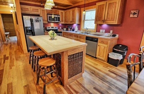 Warrensville Cabin | Incommunicado-Open for Bookings! Hot Tub, Pool Table, Wi-Fi, Fire Pit