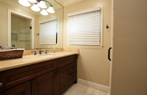 Northwest Anaheim House | Incredible Estate 5 Bedrooms 3 bathroom w/Resort Style Rock Pool & Jacuzzi