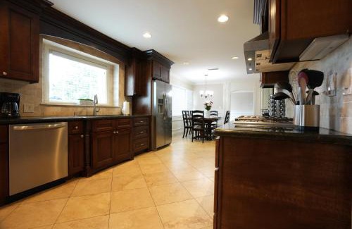 Northwest Anaheim House | Incredible Estate 5 Bedrooms 3 bathroom w/Resort Style Rock Pool & Jacuzzi