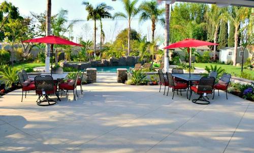 Northwest Anaheim House | Incredible Estate 5 Bedrooms 3 bathroom w/Resort Style Rock Pool & Jacuzzi