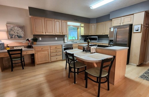 Williamsburg House | Incredible home in the woods - 3.5 Miles from Flintfields Horse Park