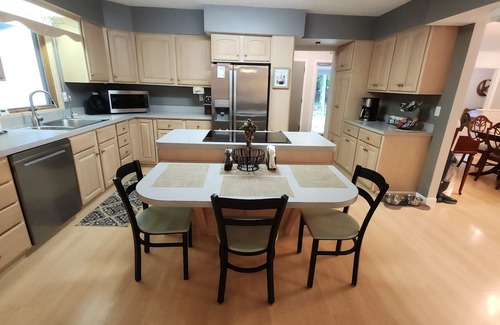 Williamsburg House | Incredible home in the woods - 3.5 Miles from Flintfields Horse Park