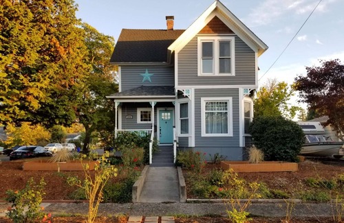 Gladstone House | Incredible Restored Victorian, *Pet Friendly*, 2 Blocks To Park and River, Fenced Backyard, BBQ