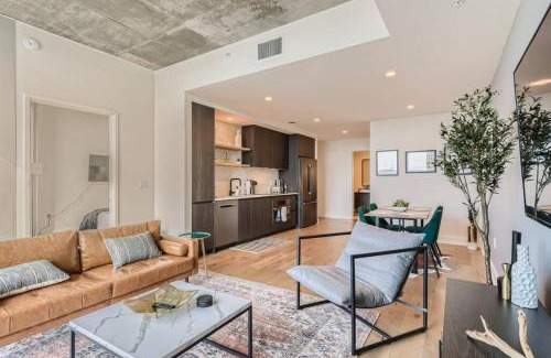Rainey Street Historic District Apartment | Incredible View Of Downtown Walk To Rainey St